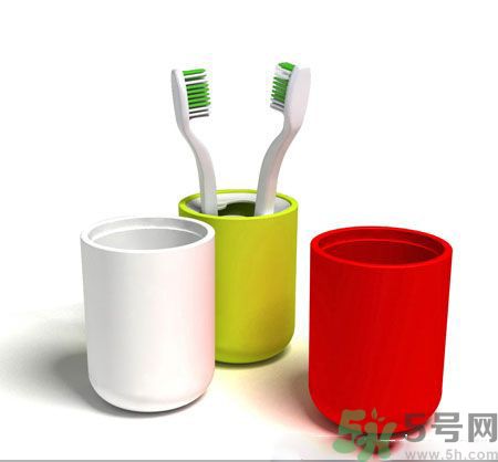 牙齦出血要換牙刷嗎？牙刷多久換一次好？