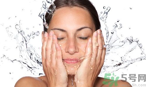 洗臉用冷水還是熱水好？用冷水洗臉好不好？
