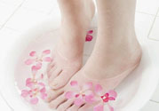 用涼水洗腳還是熱水洗腳好？為什么熱水比涼水洗腳要好？