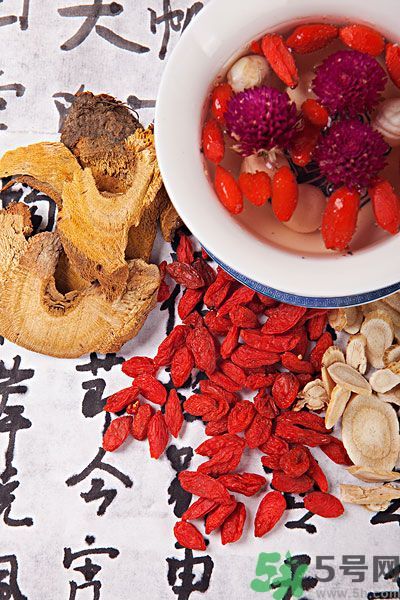 枸杞可以長(zhǎng)時(shí)間燉煮嗎？枸杞有什么功效？