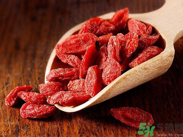 枸杞可以長(zhǎng)時(shí)間燉煮嗎？枸杞有什么功效？