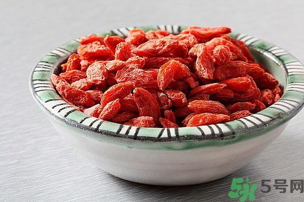 枸杞可以長(zhǎng)時(shí)間燉煮嗎？枸杞有什么功效？