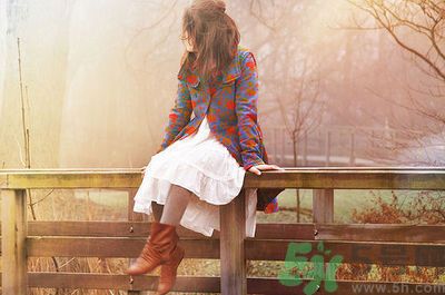 翹二郎腿小腿會(huì)長粗嗎？翹二郎腿會(huì)影響健康嗎？