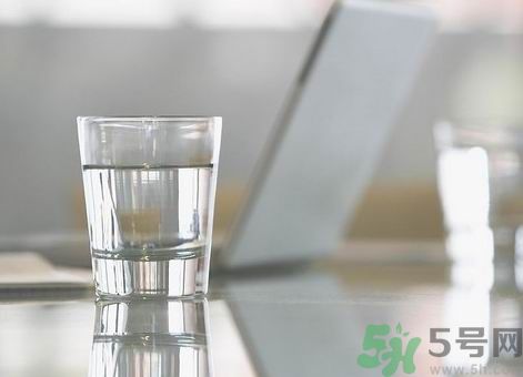 白開(kāi)水隔幾天還能喝嗎？喝白開(kāi)水要注意什么？