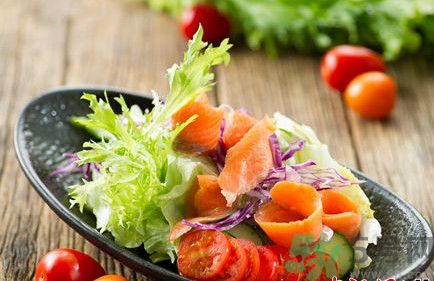 燻鮭魚沙拉怎么做？燻鮭魚沙拉的做法？