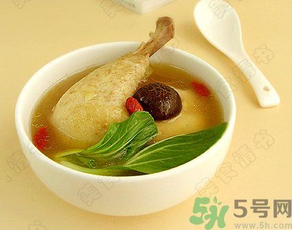 燉雞湯什么時(shí)候放鹽？燉雞湯不要先放鹽？