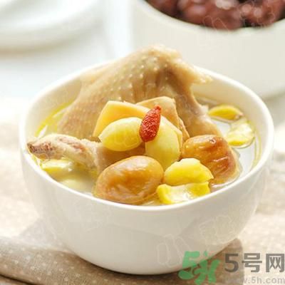 燉雞湯什么時(shí)候放鹽？燉雞湯不要先放鹽？