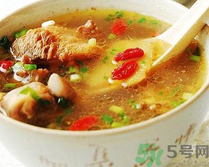 燉雞湯什么時(shí)候放鹽？燉雞湯不要先放鹽？