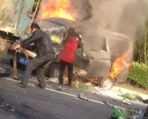 丈夫用盡全力推出妻子是怎么回事？ 遇到車禍我們如何自救？