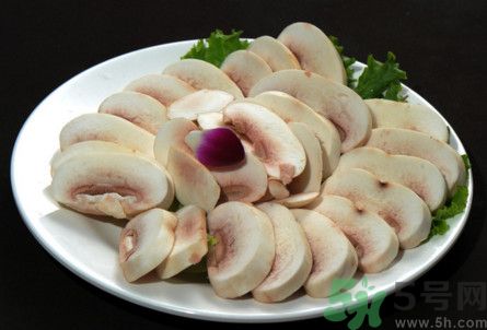 蘑菇有白毛能吃嗎？蘑菇上面長了一層白毛還能吃嗎？