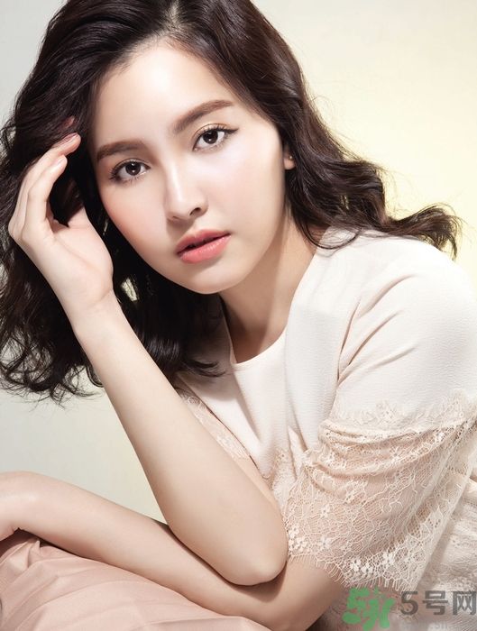 中長(zhǎng)微卷鮑伯頭怎么弄？大人味浪漫鮑伯頭