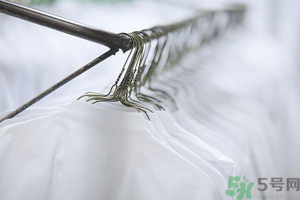 什么面料不容易皺？如何挑選不易皺的衣服？