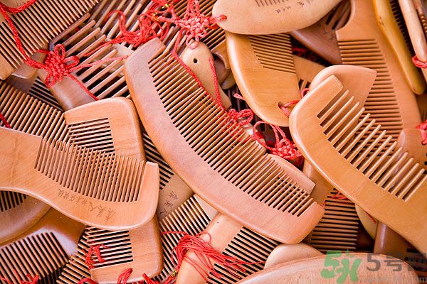 用哪種梳子不容易掉頭發(fā)？用什么梳子梳頭防掉發(fā)？