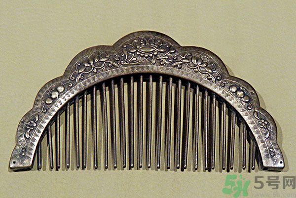 用哪種梳子不容易掉頭發(fā)？用什么梳子梳頭防掉發(fā)？