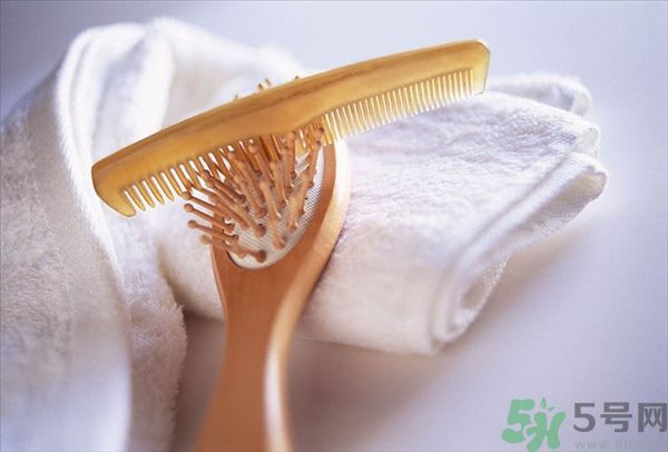 用哪種梳子不容易掉頭發(fā)？用什么梳子梳頭防掉發(fā)？