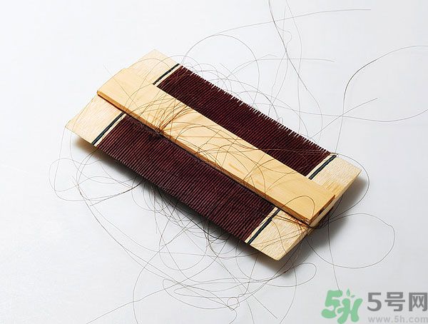 用哪種梳子不容易掉頭發(fā)？用什么梳子梳頭防掉發(fā)？