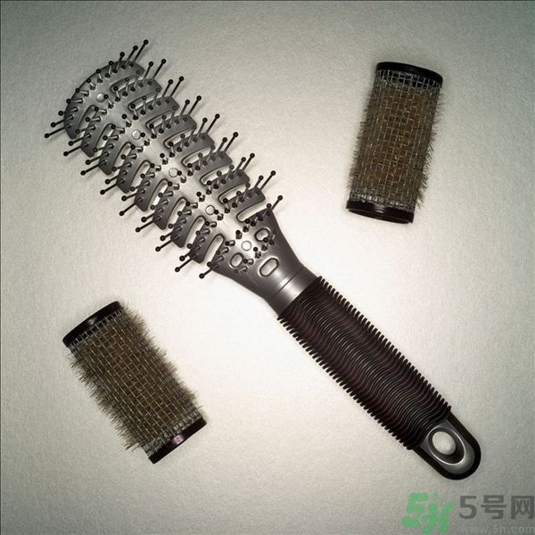 長卷發(fā)應(yīng)該用什么梳子梳頭發(fā)？卷發(fā)用什么梳子最好？