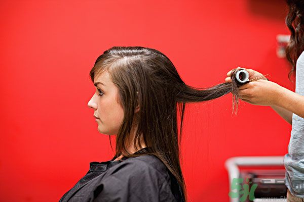 長卷發(fā)應(yīng)該用什么梳子梳頭發(fā)？卷發(fā)用什么梳子最好？