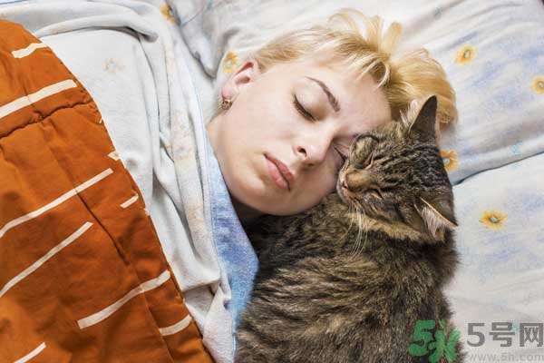 和寵物一起睡覺要注意什么？寵物睡姿有什么含義？