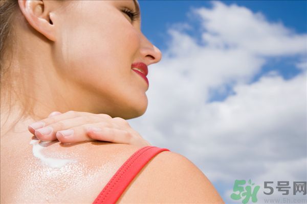 為什么涂了防曬霜還是會(huì)曬黑？涂防曬霜要注意什么？