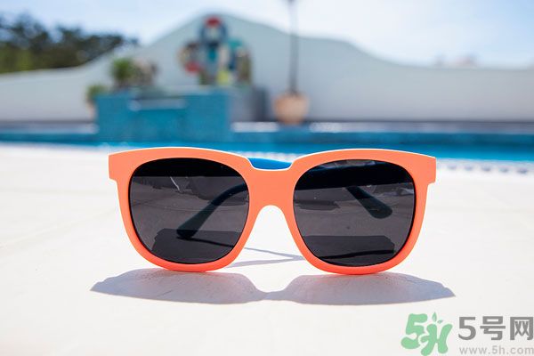 怎樣防止眼睛曬傷？怎樣挑選防曬眼鏡？