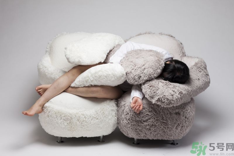 一個(gè)人適合什么樣的沙發(fā)？選購(gòu)沙發(fā)要注意什么？