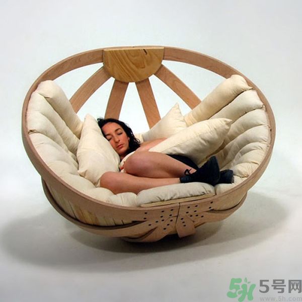 一個(gè)人適合什么樣的沙發(fā)？選購(gòu)沙發(fā)要注意什么？