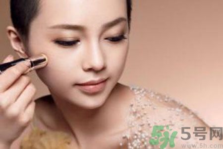 額頭出油是什么原因？額頭出油怎么辦？