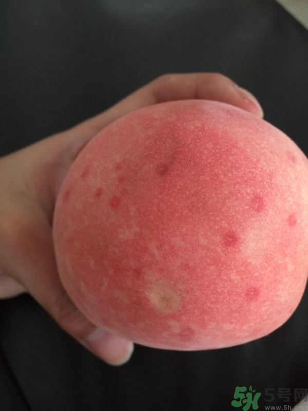 桃子上有紅點(diǎn)能吃嗎？桃子上有黑點(diǎn)可以吃嗎？