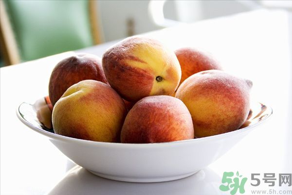 桃子上有紅點(diǎn)能吃嗎？桃子上有黑點(diǎn)可以吃嗎？