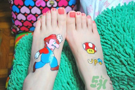 腳背上長水泡很癢怎么辦？腳背上長水泡是怎么回事？