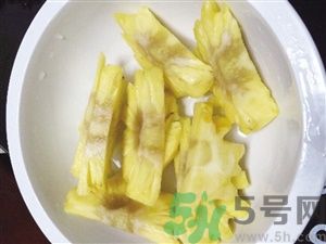 菠蘿里面發(fā)黑是為什么？發(fā)黑的菠蘿能吃嗎？