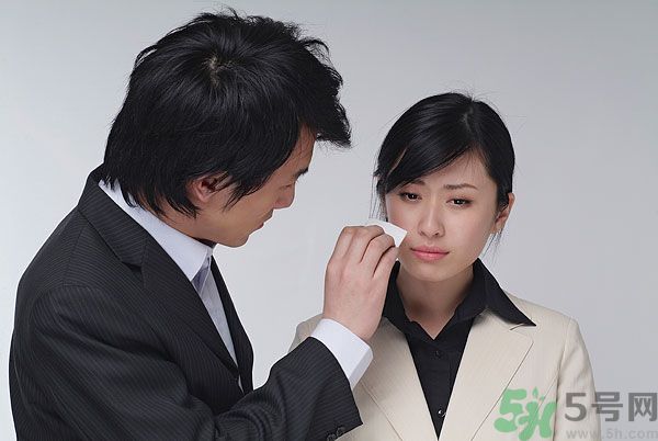 一生氣就流眼淚是怎么回事？生氣流淚怎么辦？