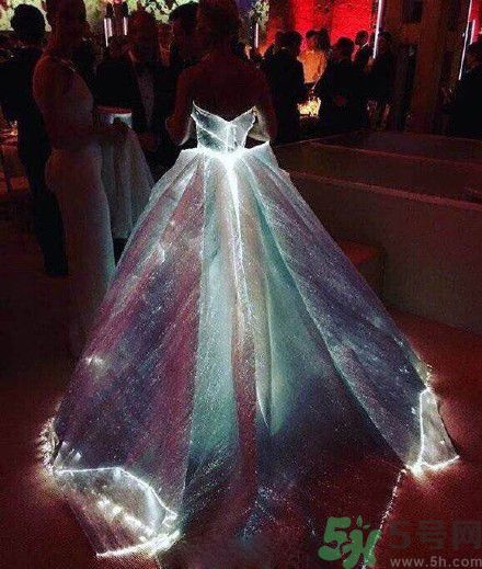 夜光裙為什么會(huì)發(fā)光？夜光裙有害嗎？