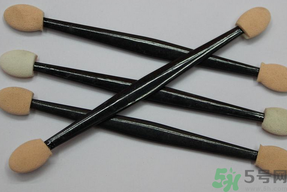 眼影刷和眼影棒哪個(gè)好?眼影刷和眼影棒有什么區(qū)別?.png 眼影刷和眼影棒哪個(gè)好?眼影刷和眼影棒有什么區(qū)別?.png
