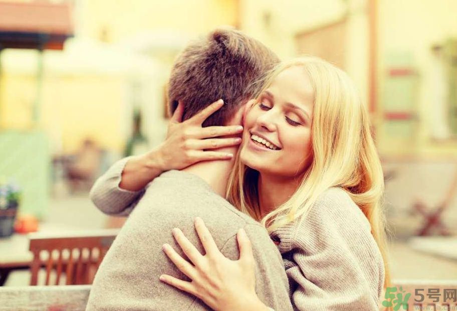 不同身高差的擁抱姿勢是怎樣的？情侶擁抱的姿勢有哪些？