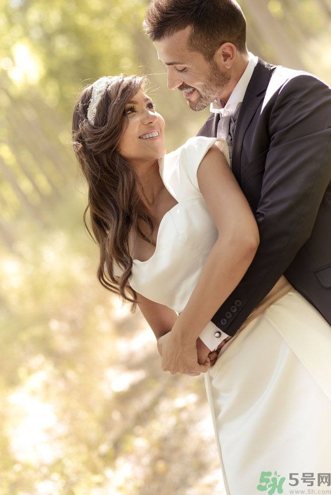 不同身高差的擁抱姿勢是怎樣的？情侶擁抱的姿勢有哪些？