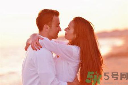 不同身高差的擁抱姿勢是怎樣的？情侶擁抱的姿勢有哪些？