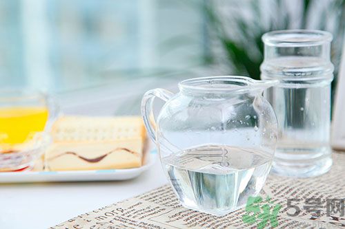 炒菜用白醋還是米醋好？白醋可以用來(lái)炒菜嗎？