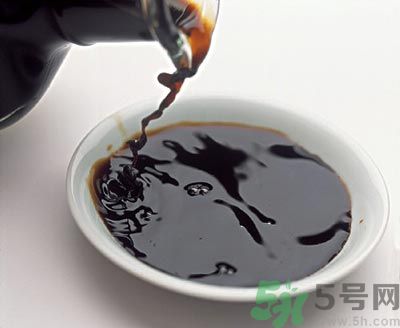 炒菜用白醋還是米醋好？白醋可以用來(lái)炒菜嗎？