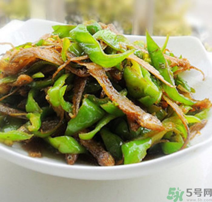 油燜干魚怎么做的？干魚怎么炒好吃？