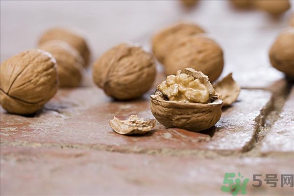 核桃樹上寄生草可以泡水喝嗎？桃樹上的寄生草的功效