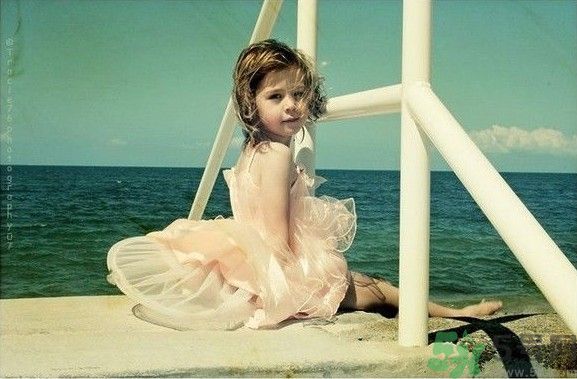 男童ktv熊抱強吻陪唱小姐是怎么回事？如何加強孩子的品德修養(yǎng)？