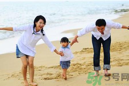 男童ktv熊抱強(qiáng)吻陪唱小姐是怎么回事？如何加強(qiáng)孩子的品德修養(yǎng)？