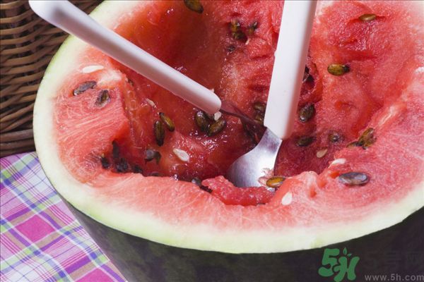 衣服上的西瓜汁怎么洗掉？怎么洗掉西瓜汁？