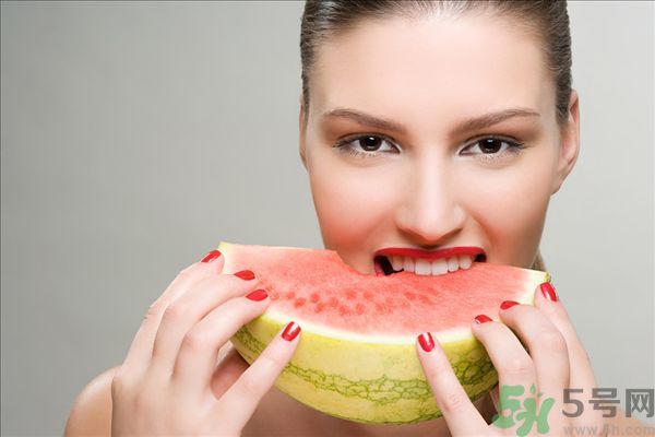 夏天運動后吃西瓜好嗎？夏天運動后喝什么解暑？