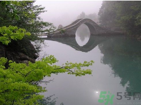 西安一高校多名學生嘔吐腹瀉原因是什么？多名學生嘔吐腹瀉是哪個學校？