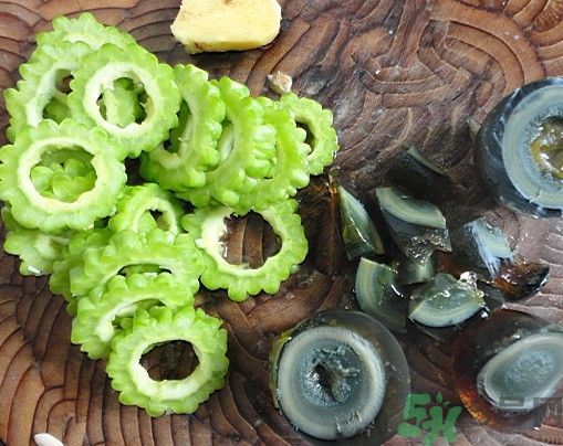 苦瓜和皮蛋一起吃能降火嗎？苦瓜能和皮蛋一起吃嗎？