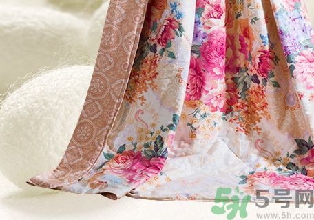 蠶絲被和羊毛被哪個好?蠶絲被和羊毛被的區(qū)別