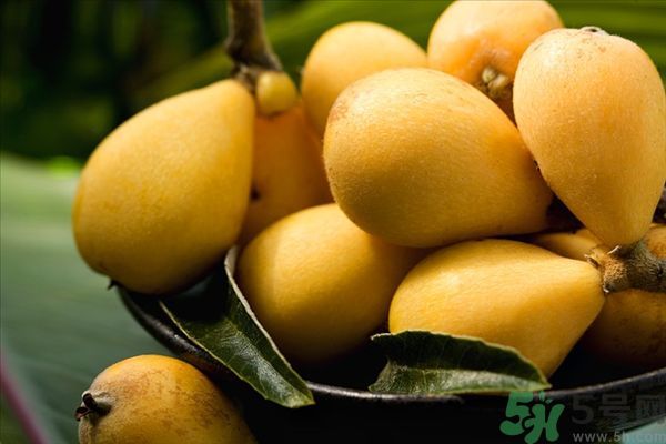 枇杷能跟百合一起煮嗎？ 枇杷能和銀耳一起煮嗎？